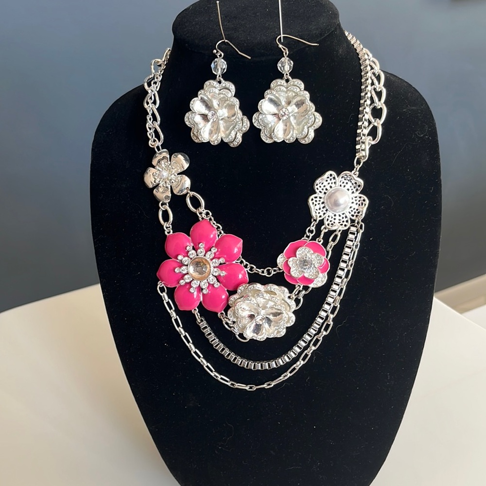 Cache Necklace and earrings set